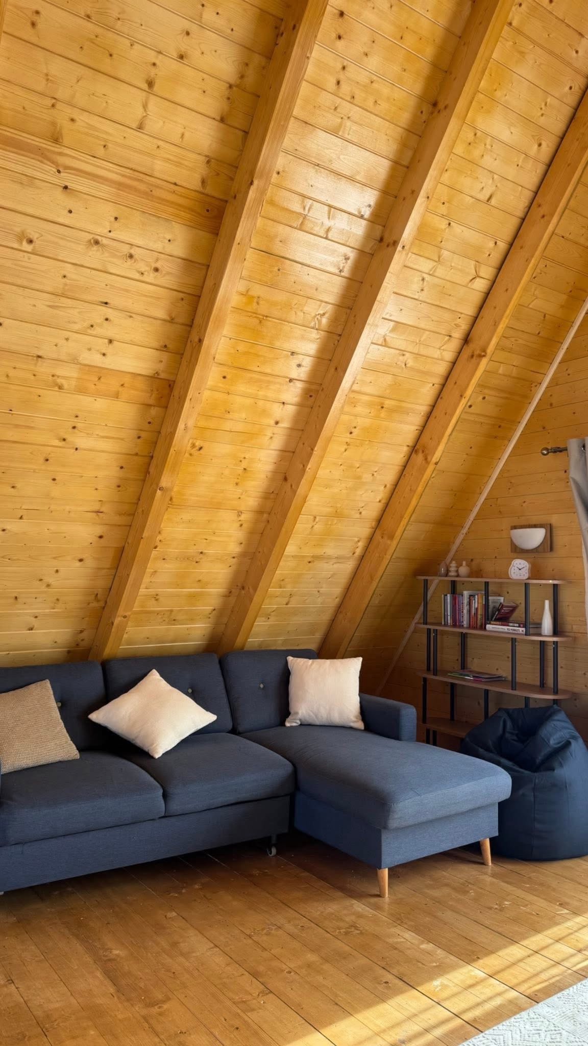 Zona de relaxare interioara cu lemn si lumina calda