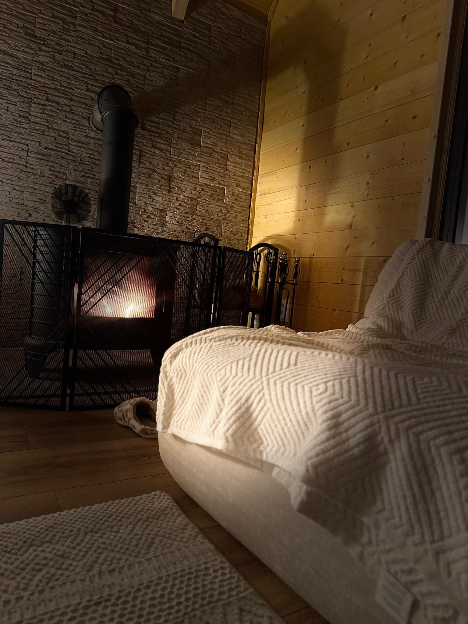 Semineu aprins intr-o seara linistita la Cabana VAST