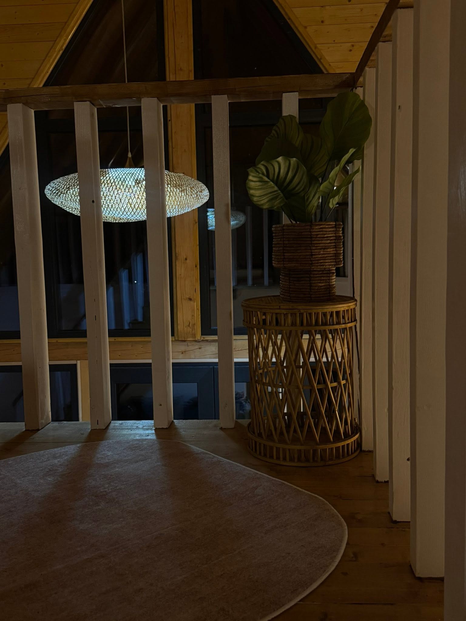 Lumina apusului vazuta din interiorul cabanei